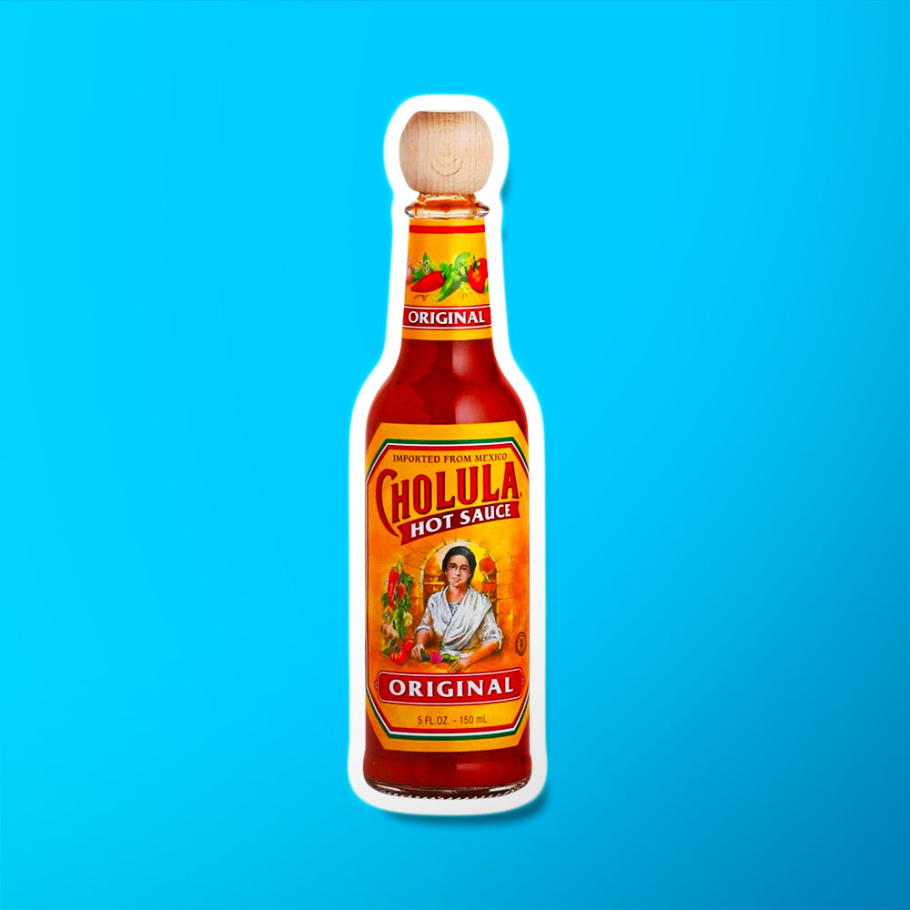 Une bouteille en verre avec une sauce rouge et des étiquettes jaunes et rouges avec des piments verts, rouges et une cuisinière en blouse blanche. Le tout sur fond bleu