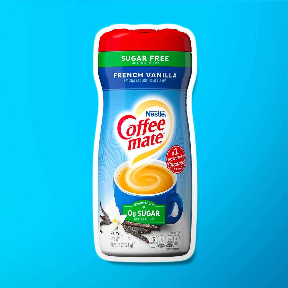Un paquet bleu sur fond bleu avec un capuchon rouge et une tasse bleu avec une une boisson couleur crème