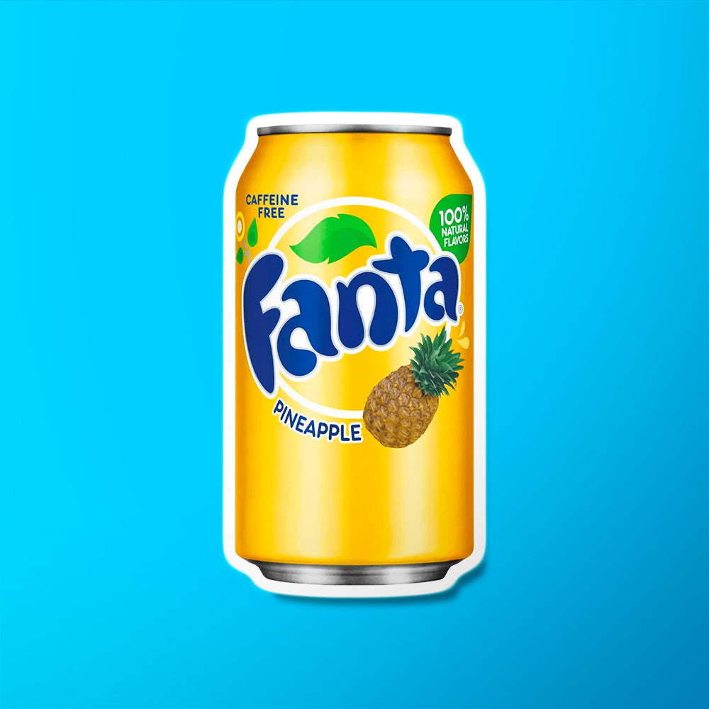 Une canette jaune sur fond bleu avec le logo Fanta et à droite un ananas