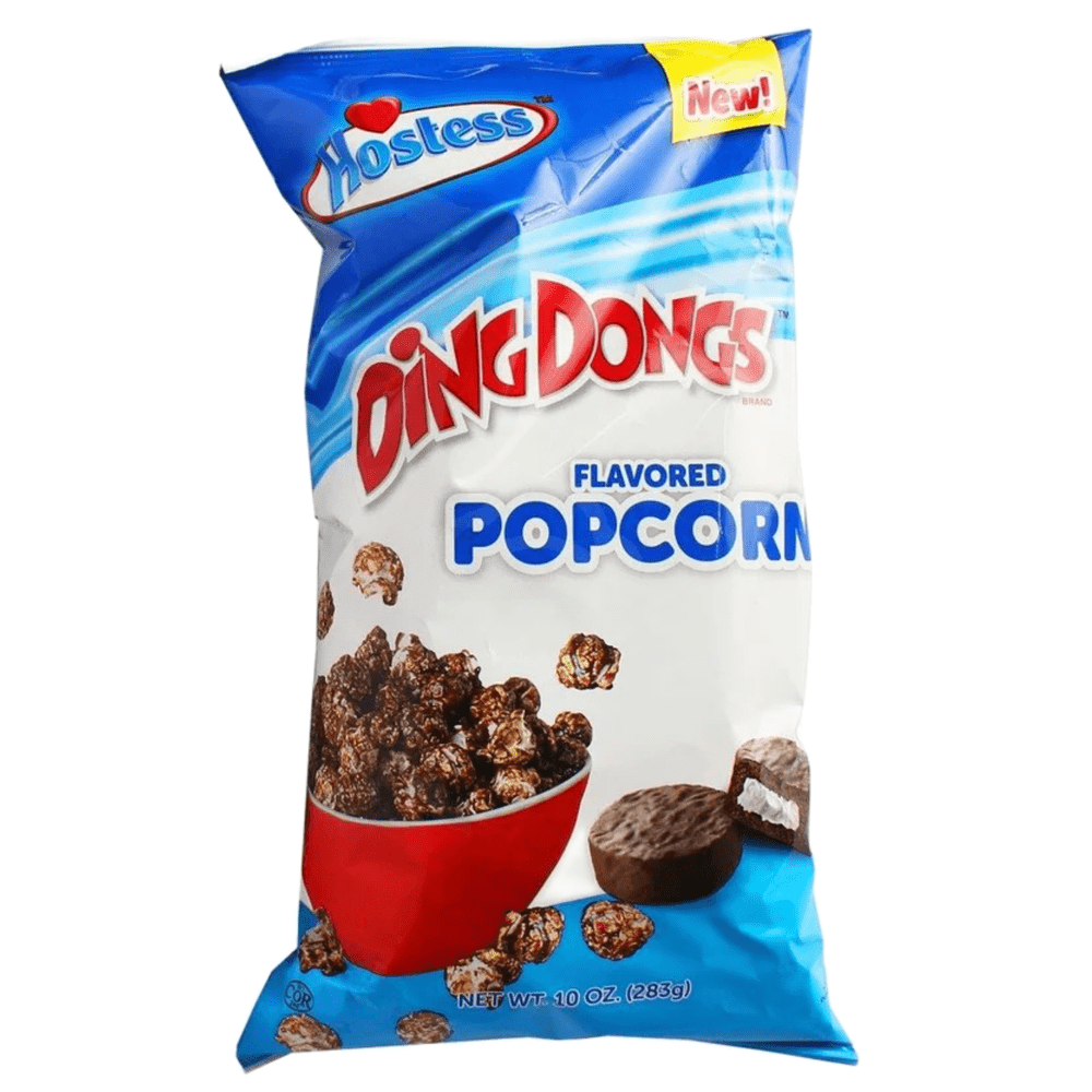 Un paquet blanc et bleu avec à gauche un bol rouge avec des popcorns au chocolat et à droite 2 gâteau au chocolat fourré à la crème, le tout sur fond blanc