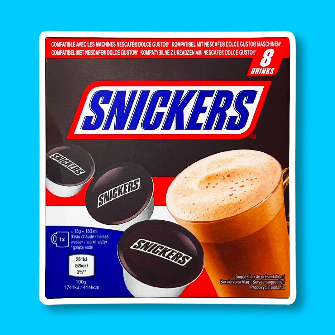 Un carton brun sur fond bleu avec 3 capsules blanches et marrons à droite et une tasse transparente avec du chocolat chaud à gauche