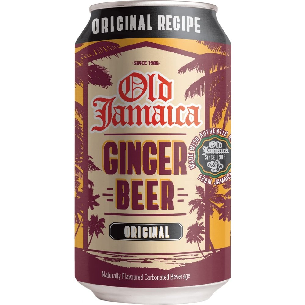 Une canette rouge bordeaux sur fond blanc avec un paysage de plage avec de ombres de palmiers et il est écrit en haut au centre « Old Jamaica » en rouge