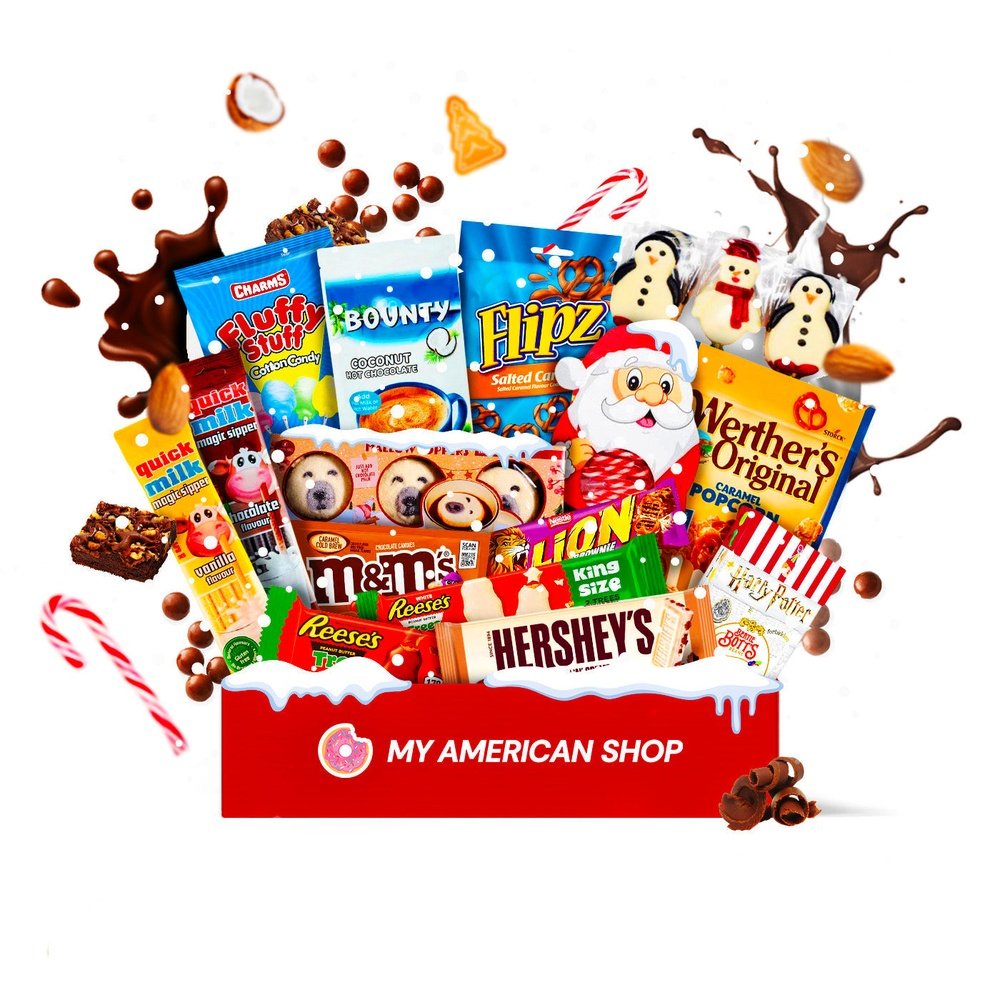 Un carton rectangulaire rouge contenant plein de snacks américains sucrés et salés comme des Reese’s Peanut Butter Tree ou encore des Becky's Candy Cane Strawberry. Le fond est blanc et il y a des éclaboussements de chocolat, biscuits, amendes, cannes à sucre