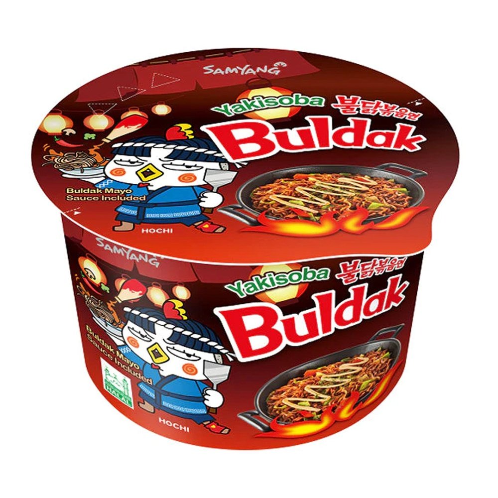 Un emballage noir et rouge sur fond blanc avec une poêle noire remplie de nouilles et de légumes