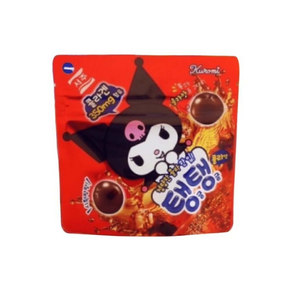 Un emballage rouge sur fond blanc avec des boules de chocolat