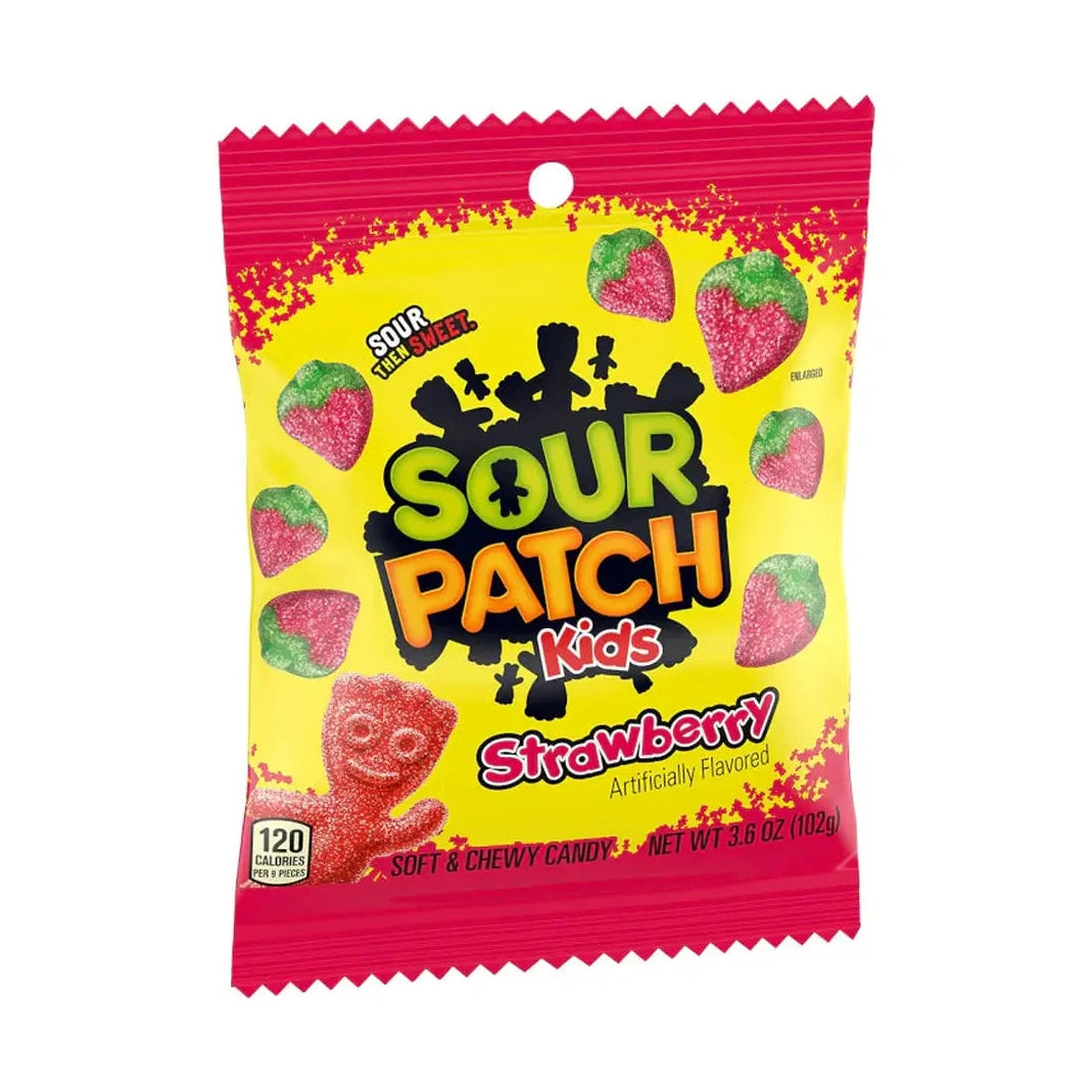 Un emballage rouge et jaune sur fond blanc avec des bonbons en forme de fraises rouges