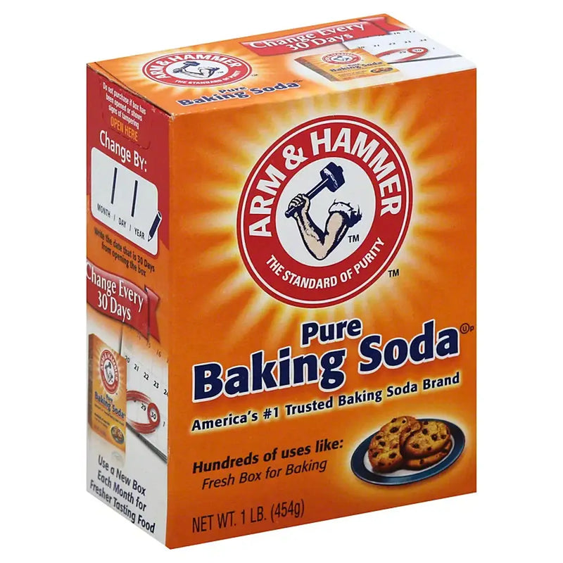 Un carton orange sur fond blanc avec en bas à droite une assiette bleue de cookies et en haut au centre le logo brillant qui est un bras qui frappe avec un marteau