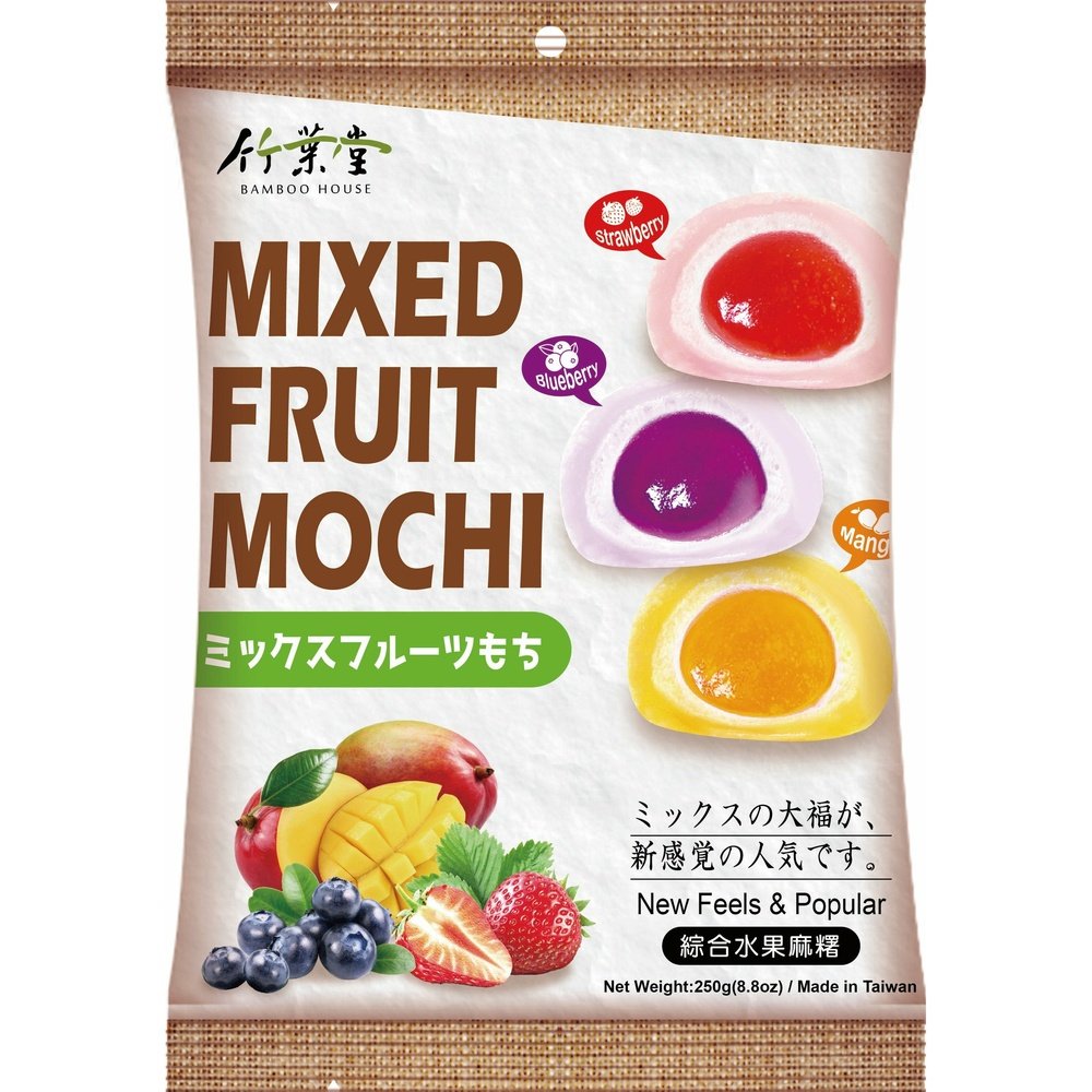 Un emballage avec 3 mochis rouge, mauve et jaune et en bas à gauche il y a des mangues, myrtilles et fraises. Le tout sur fond blanc