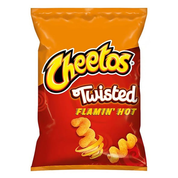 Un paquet orange et rouge sur fond blanc avec des chips torsadés de couleur orange