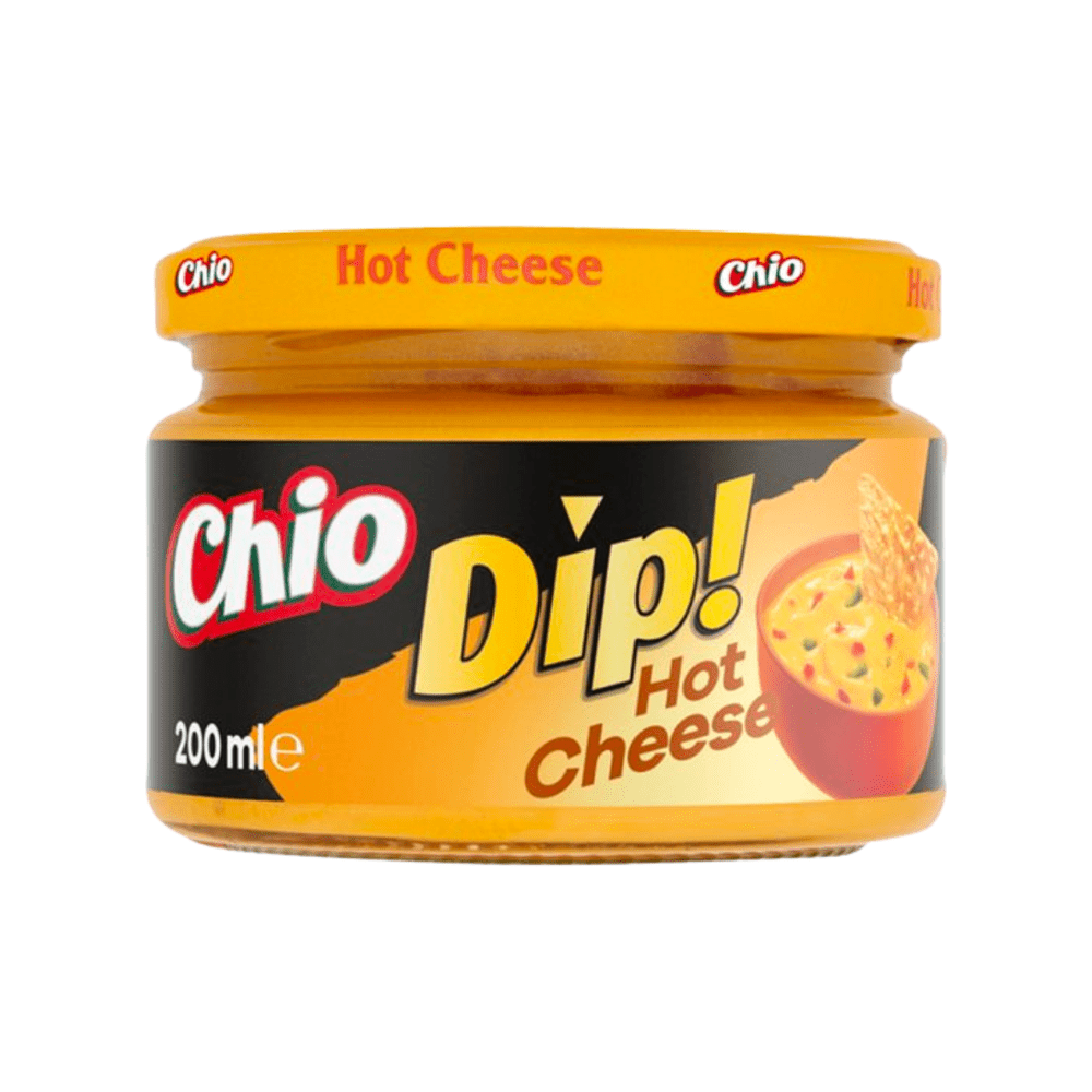 Un bocal en verre avec une étiquette noire et jaune, il y a un bol rouge remplie de sauce jaune et un machos dedans. Le tout sur fond blanc