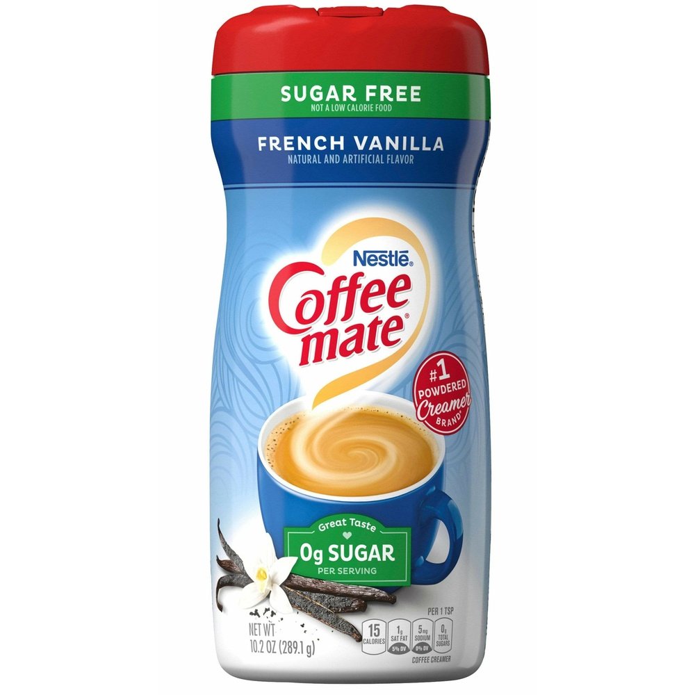 Un paquet bleu sur fond blanc avec un capuchon rouge et une tasse bleu avec une une boisson couleur crème