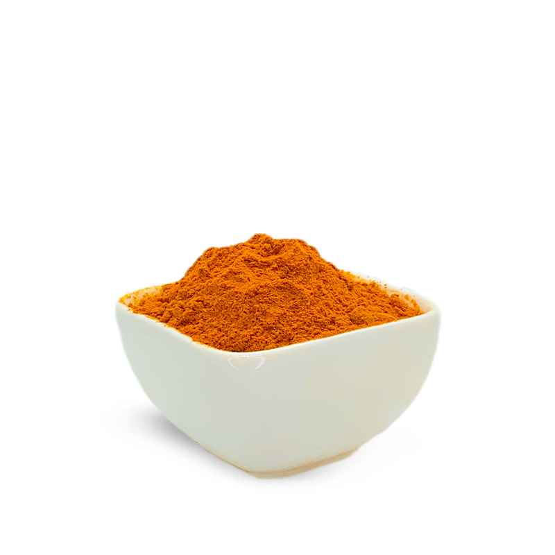 Un petit bol remplie d’une poudre orange. Le tout sur fond blanc