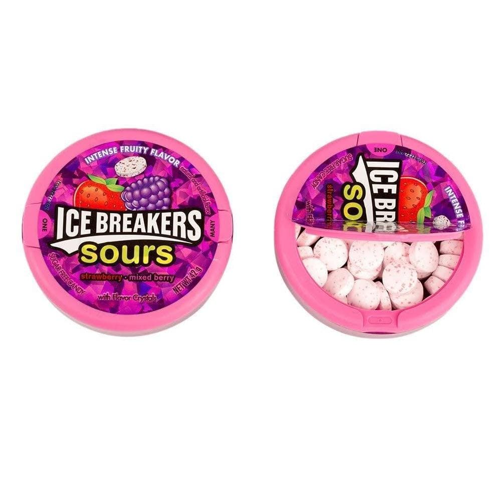 2 emballages roses avec une fraise et une framboise et celui de droite et ouvert, on y voit des pastilles blanches à tâches roses. Le tout sur fond blanc