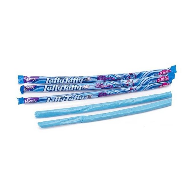 3 emballages bleus sur fond blanc avec des framboises bleus et juste devant 2 bonbons en forme de bâtonnets bleus déballés
