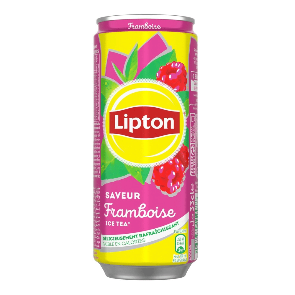 Une grande canette jaune et rose sur fond blanc avec au centre des framboises et des feuilles vertes derrière un rond jaune qui est le logo de Lipton