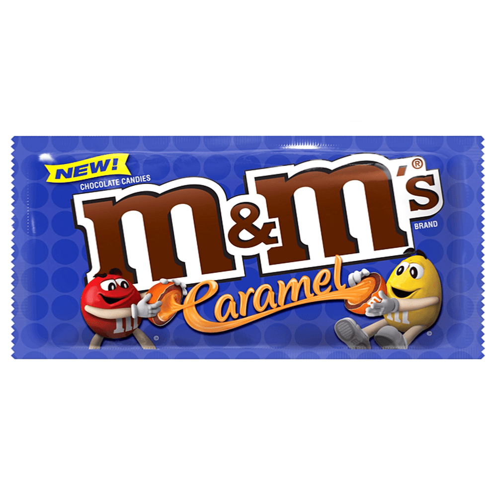 Un emballage bleu sur fond blanc avec 2 bonhommes M&M’s rouge et jaune qui tire un m&m’s coupé et il y a un fil de caramel orange 