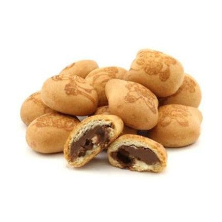 Plusieurs petits biscuits avec des pandas dessinés dessus et devant un est coupé, il y a à l’intérieur un liquide marron. Le tout sur fond blanc