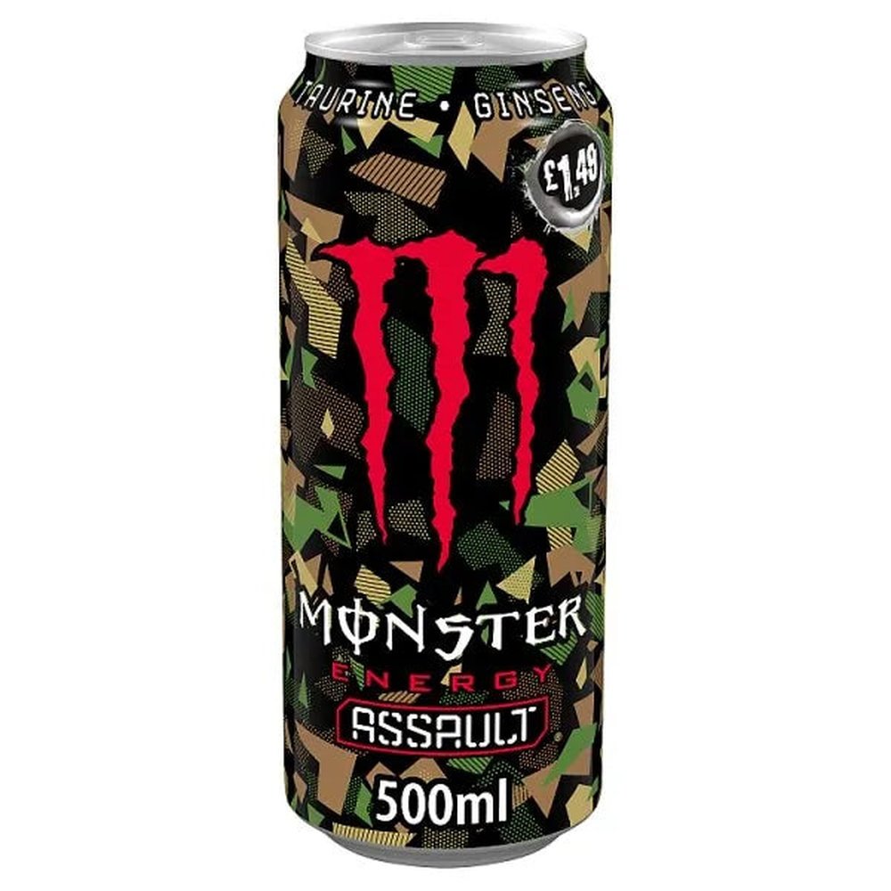 Une canette à motifs militaire kaki avec au centre le logo rouge de Monster, un grand M. Le tout sur fond blanc