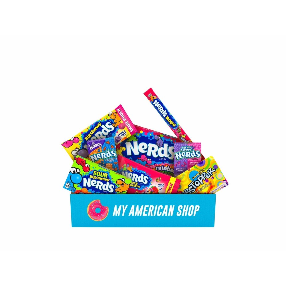 Un carton rectangulaire bleu sur fond blanc rempli de différents emballages de bonbons Nerds jaune, vert, rose, mauve