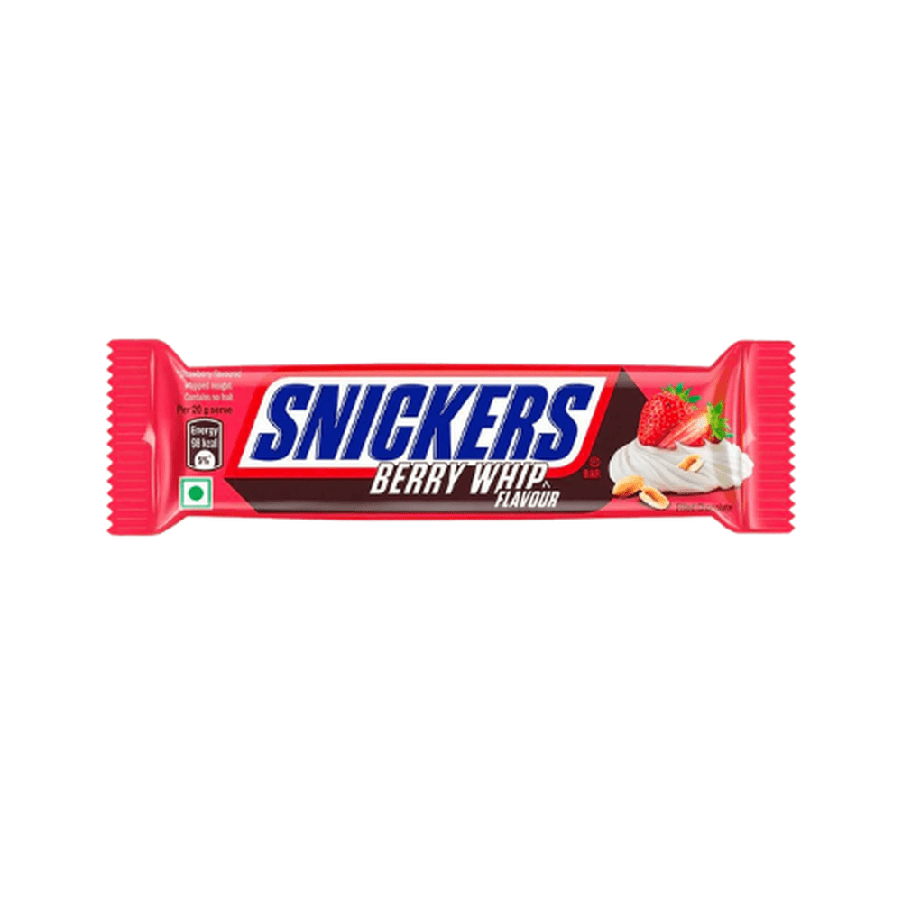 Un emballage rouge sur fond blanc avec au centre écrit « Snickers » en bleu et sur le côté droit il y a 2 fraises sur de la crème chantilly