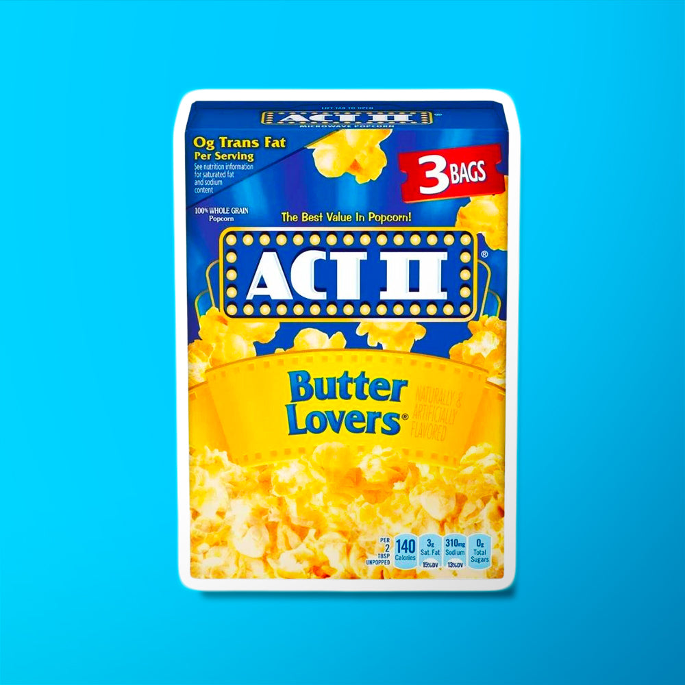 Un paquet bleu sur fond bleu avec des popcorns en bas du paquet. En haut au centre, il est écrit « Act II » avec le 2 en chiffre romain et « Butter » en bleu sur un fond jaune