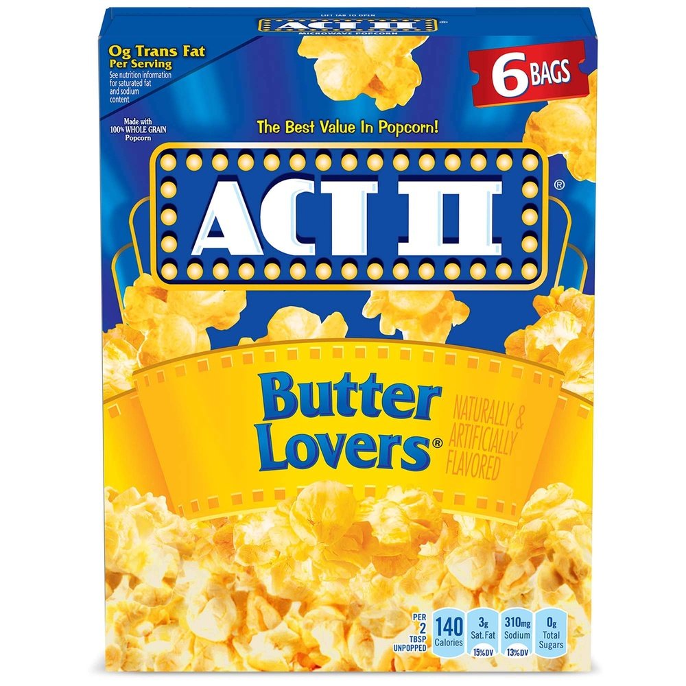 Un emballage bleu sur fond blanc avec plein de popcorns jaunes et au centre une pancarte jaune "Butter Lovers"