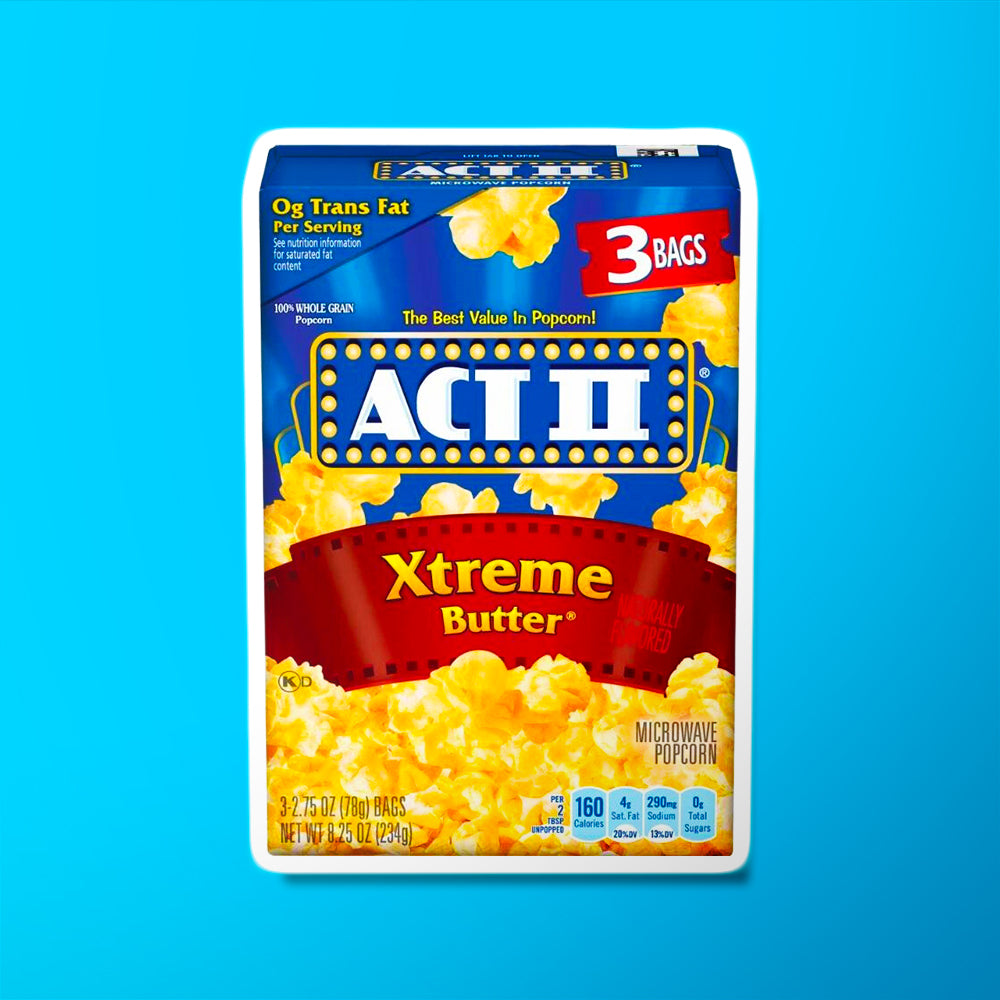 Un paquet bleu sur fond bleu avec des popcorns en bas du paquet. En haut au centre, il est écrit « Act II » avec le 2 en chiffre romain et « Xtreme Butter » en jaune sur un fond rouge 