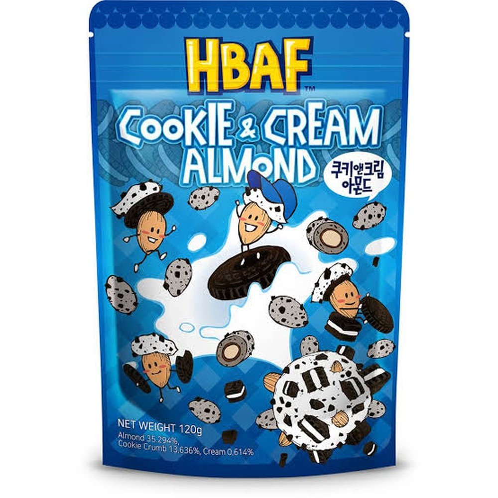 Un emballage bleu sur fond blanc avec des petits personnages en amandes qui ont des chapeaux en crème blanche avec des morceaux de cookies