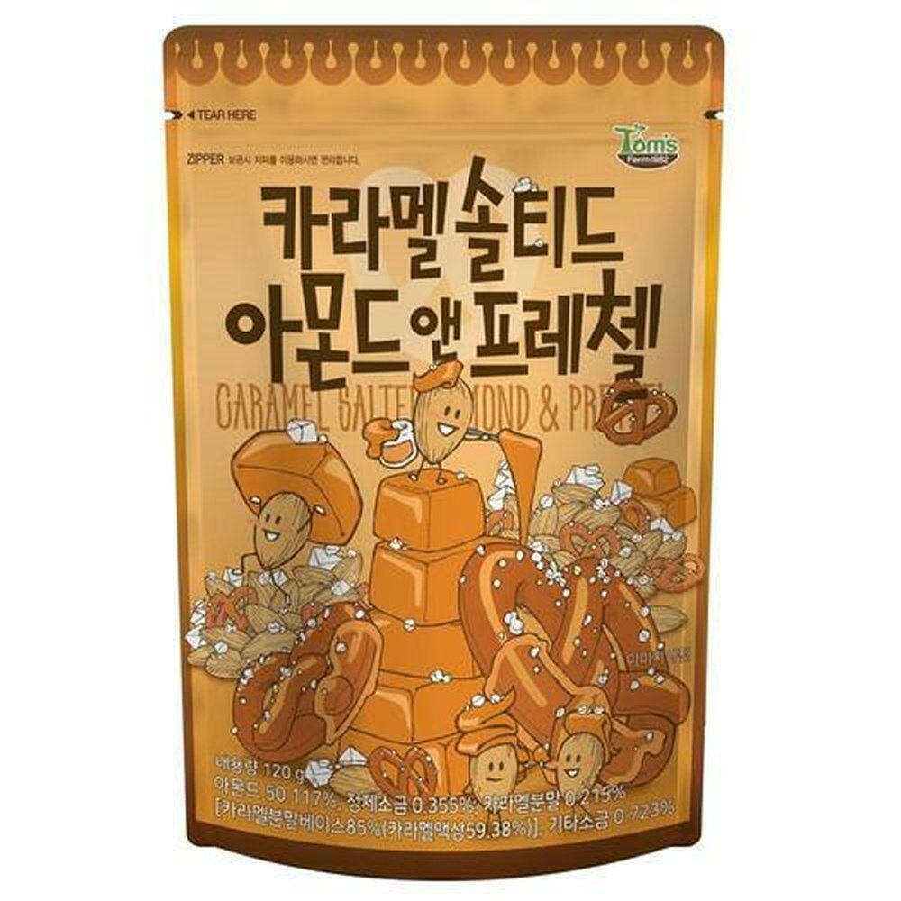 Un emballage brun sur fond blanc avec des petits personnages en amandes qui sont sur des morceaux de caramel et de bretzels