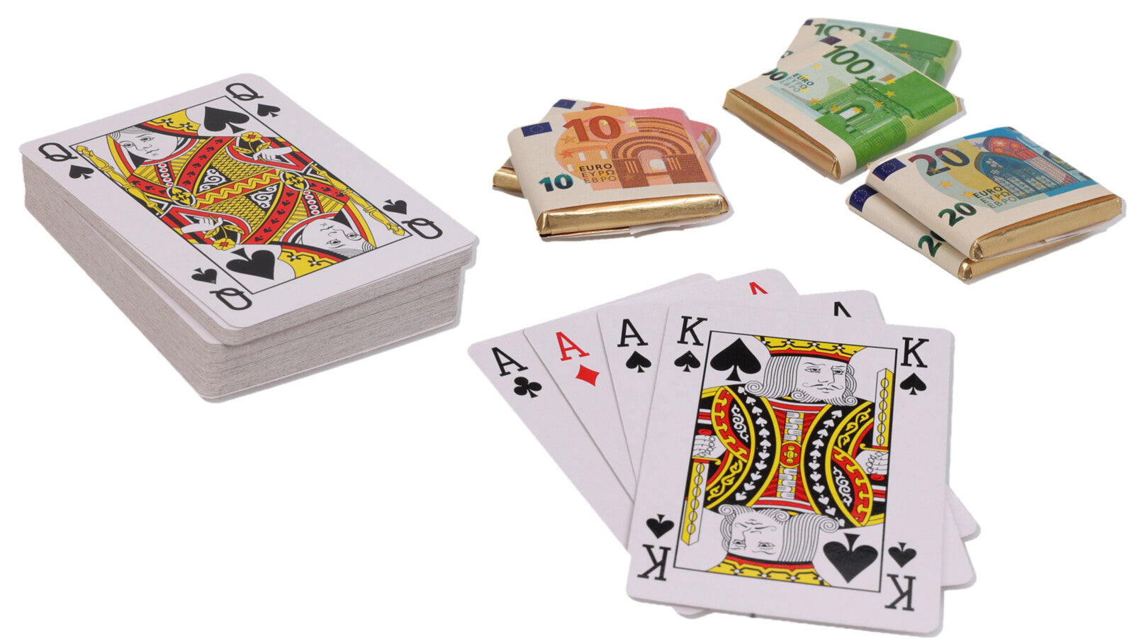 Un jeu de carte et à coté des emballages avec des motifs de billets de 10, 20 et 100 euros. Le tout sur fond blanc