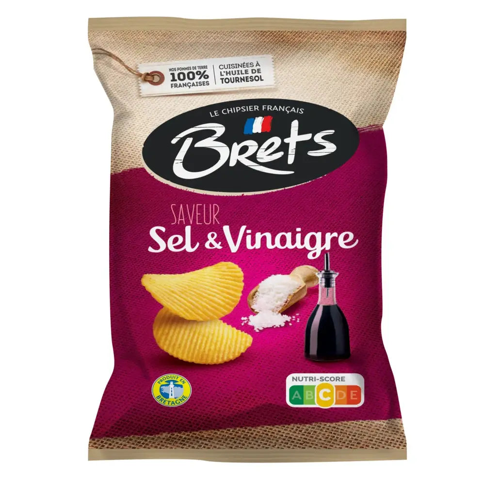 Un paquet mauve et brun sur fond blanc avec 2 chips, du gros sel et une bouteille noire