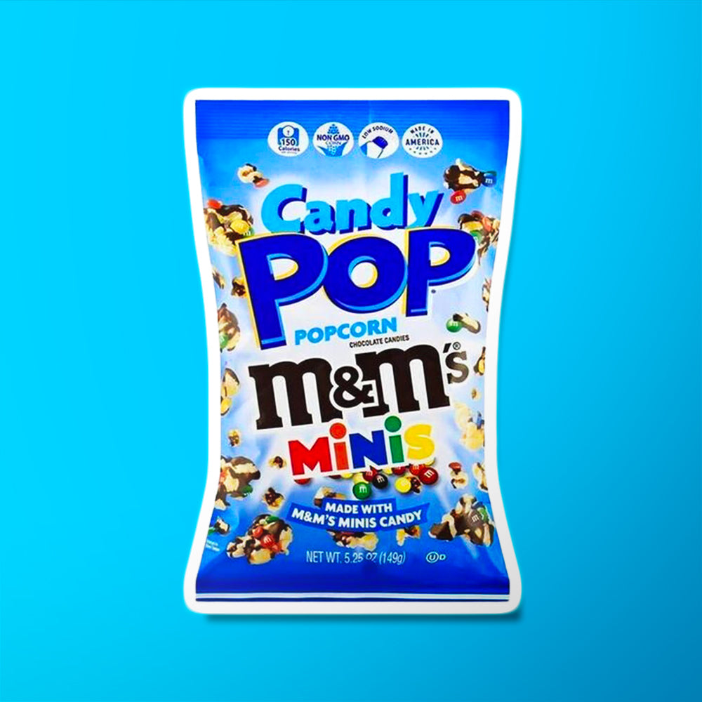 Un paquet bleu sur fond bleu avec plein de popcorn au chocolat avec des petits morceaux de M&M’s