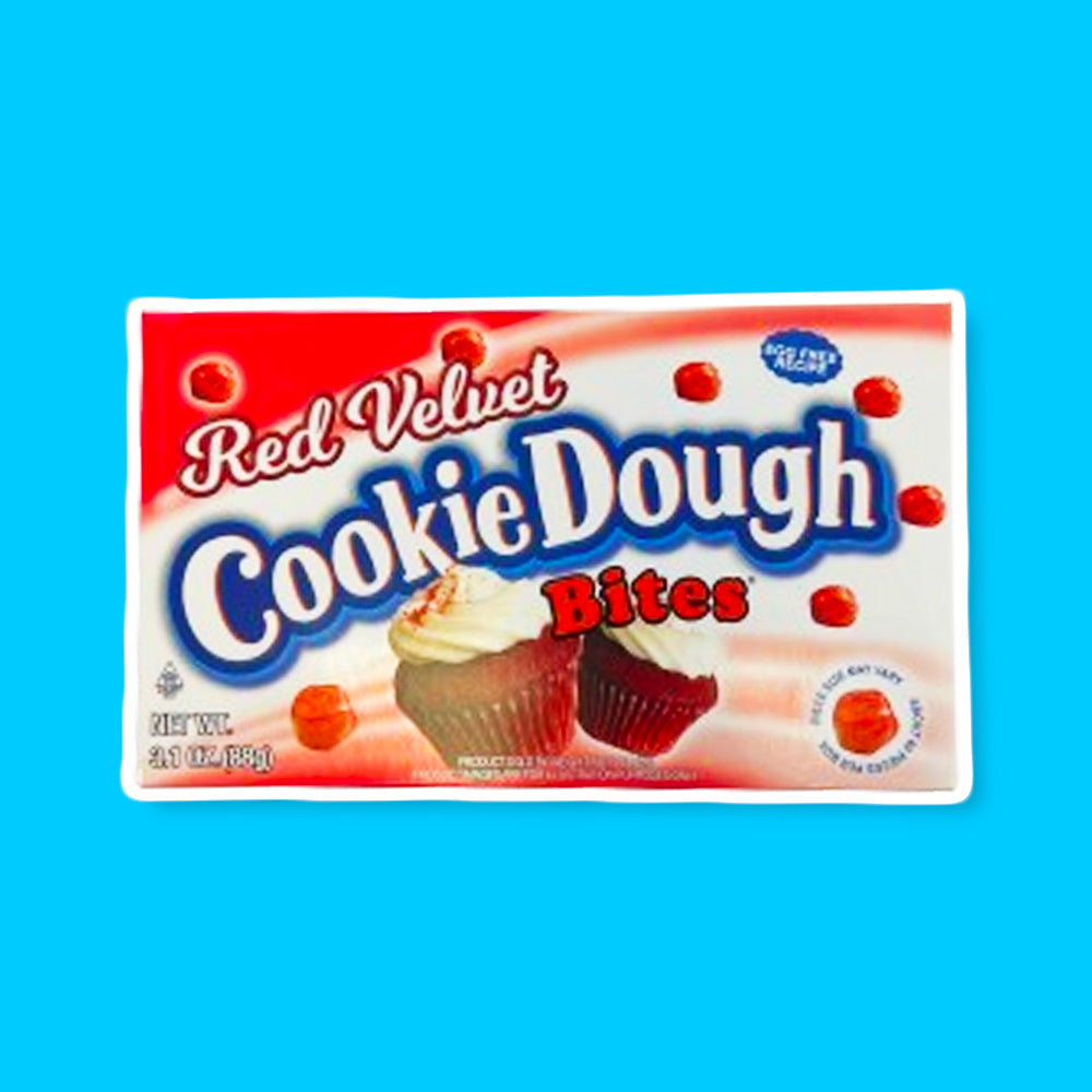 Un emballage rouge sur fond bleu avec un rond où se trouve plusieurs Red Velvet Cupcake Bites, juste devant il est écrit en blanc et bleu « Cupcake ». Sur le coté droit, il y a un cupcake rouge avec un glaçage blanc