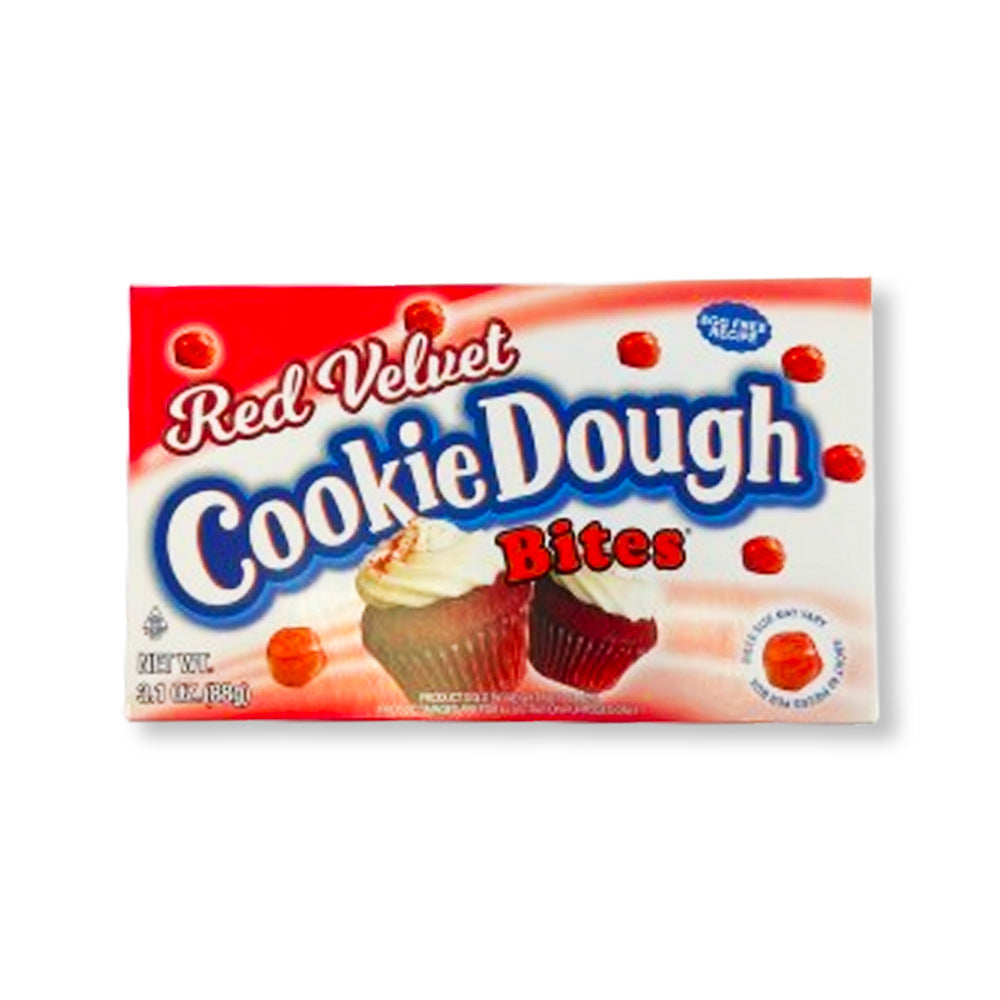 Un emballage rouge sur fond blanc avec un rond où se trouve plusieurs Red Velvet Cupcake Bites, juste devant il est écrit en blanc et bleu « Cupcake ». Sur le coté droit, il y a un cupcake rouge avec un glaçage blanc