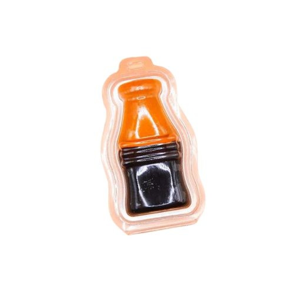 Un emballage transparent sur fond blanc avec un bonbon orange et noir en forme de mini bouteille