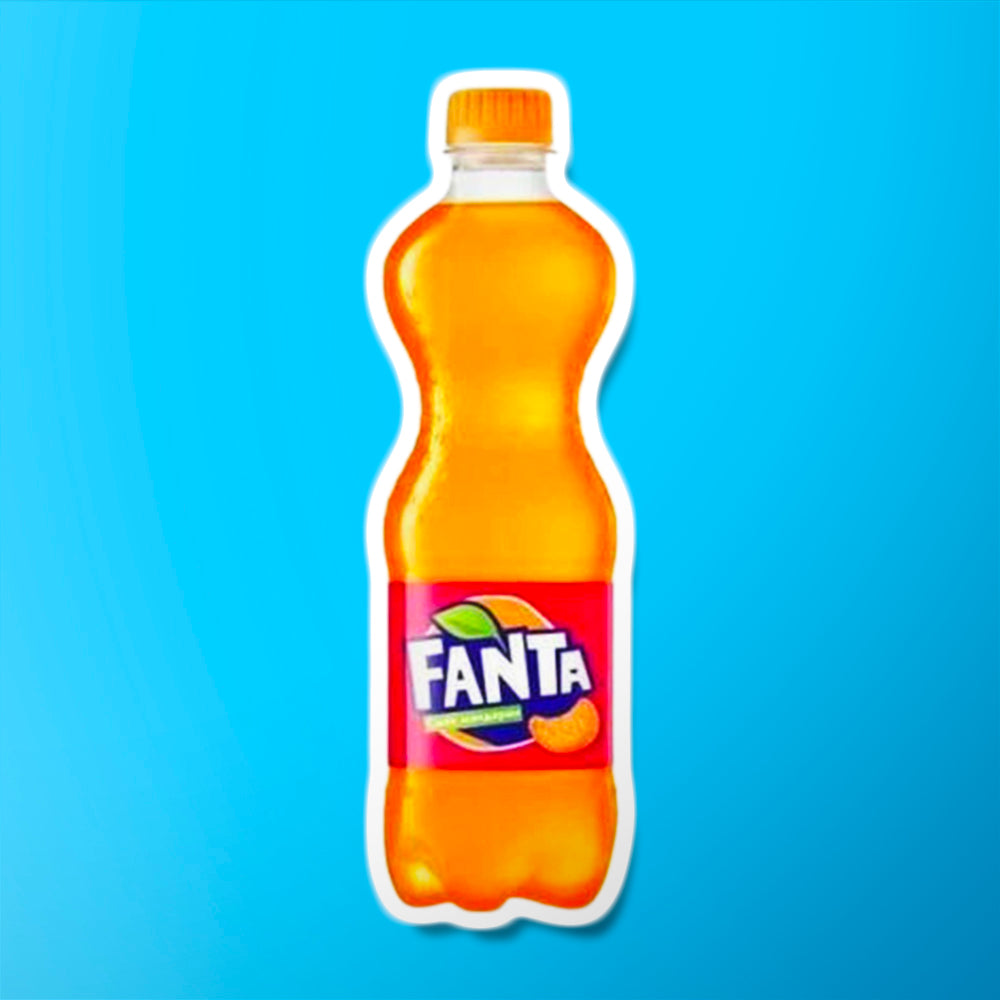 Une bouteille transparente avec une boisson orange, un capuchon orange et une étiquette rouge avec un morceau de mandarine, le tout sur fond bleu