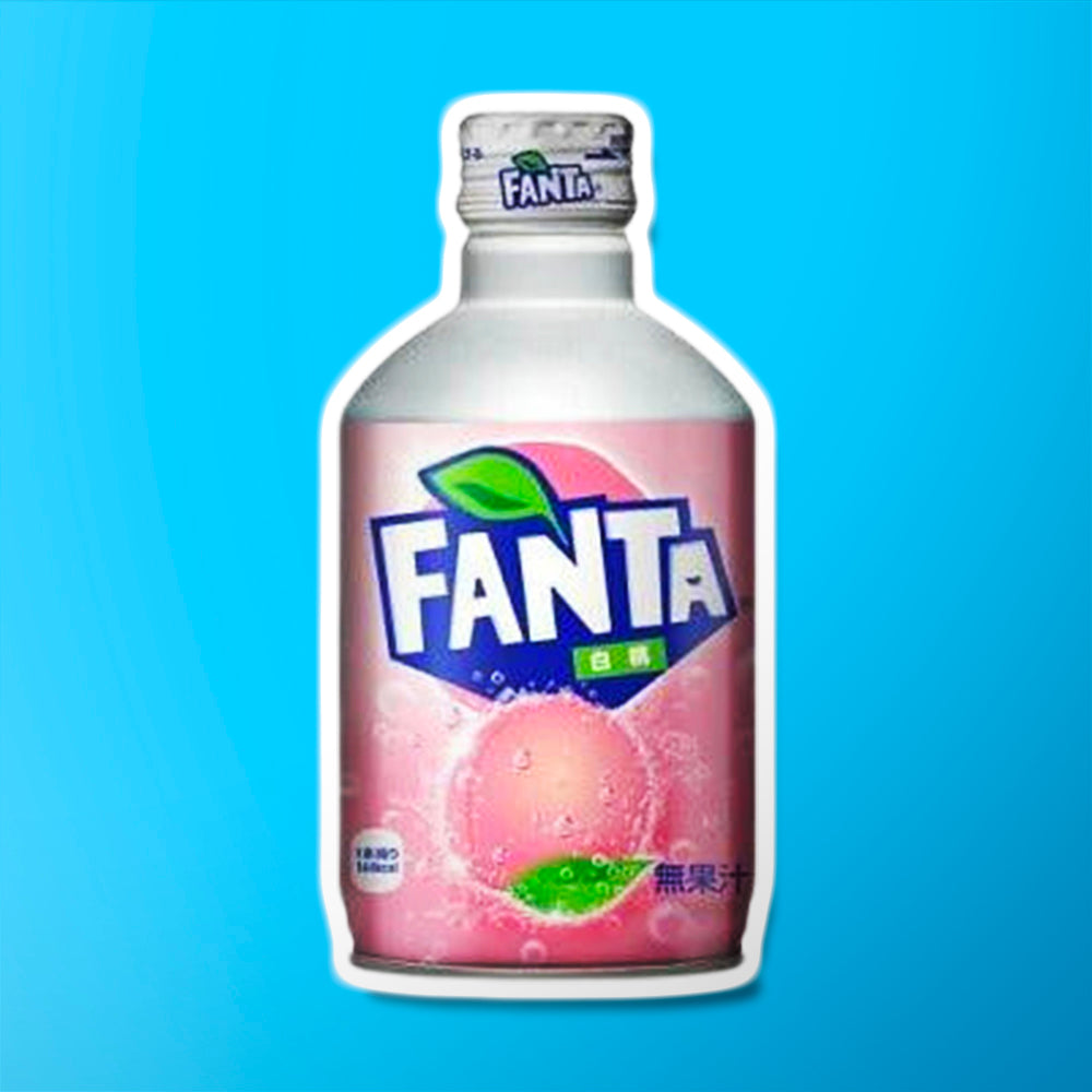 Une bouteille blanche et rose sur fond bleu avec le logo Fanta en haut et en bas une pêche rose entourée de bulles 