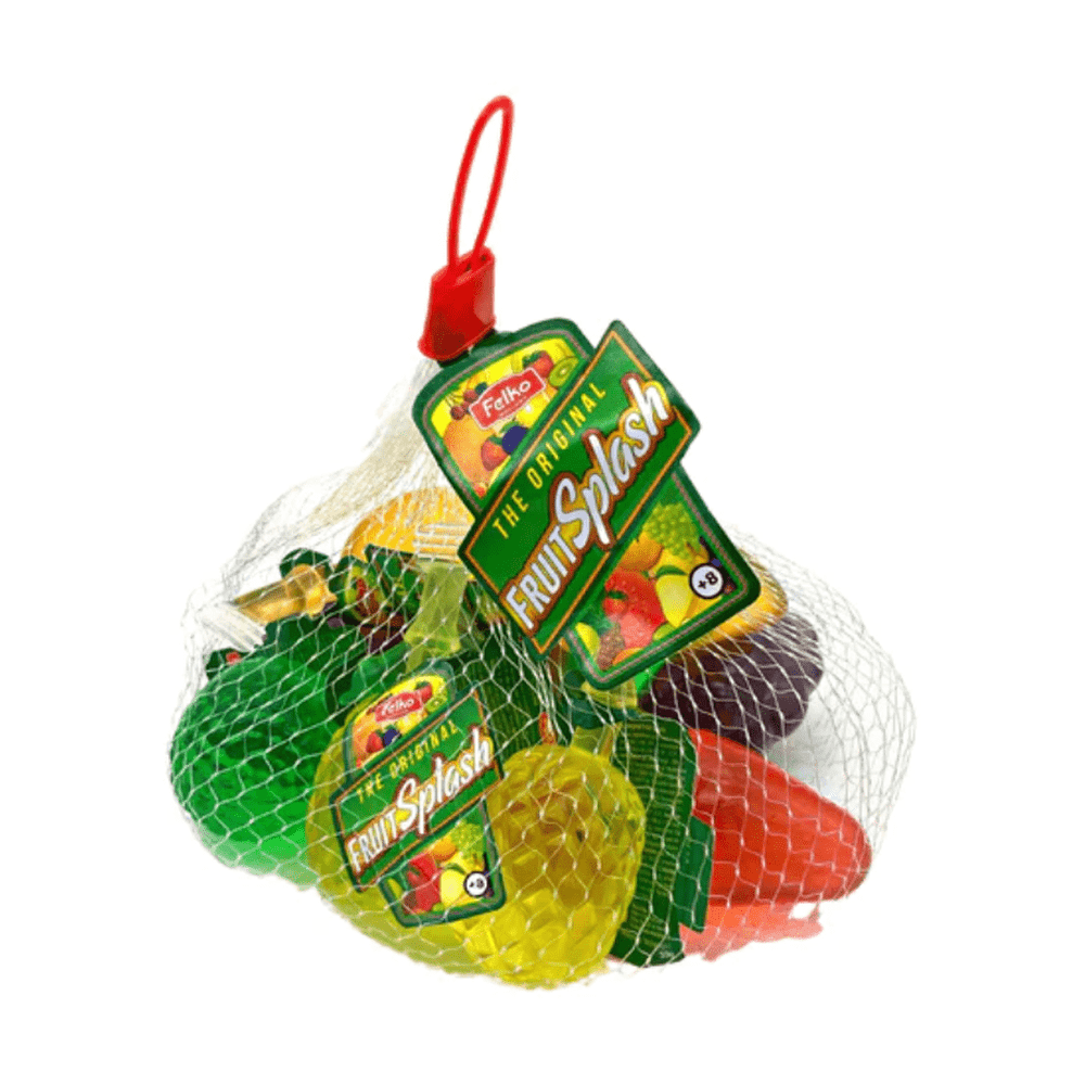 Un emballage en filet qui permet de voir des boules transparentes contenant des liquides de couleurs différentes ; jaune, mauve, bleu et une étiquette verte sur le haut avec un plusieurs fruits. Le tout sur fond blanc