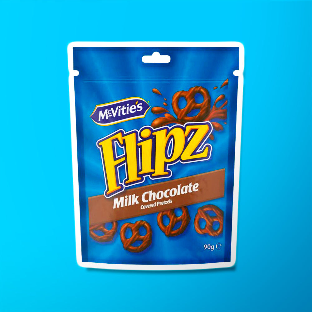Un emballage bleu sur fond bleu, avec 5 petits bretzels enrobés de chocolat au lait dont un en haut à gauche avec une éclaboussure de ce chocolat