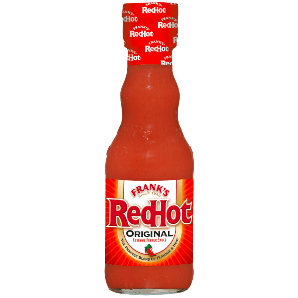 Une bouteille transparente avec une sauce rouge sur fond blanc et une étiquette rouge avec écrit « RedHot » en grand et en-dessous le dessin de 2 petits piments de Cayenne
