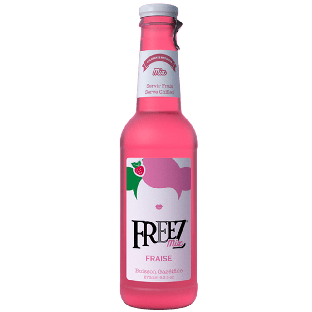 Une bouteille en verre transparent sur fond blanc avec une boisson rose et une étiquette blanche