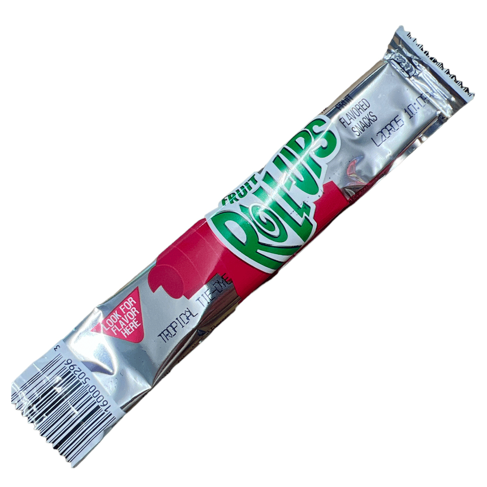 Un emballage gris argenté sur fond blanc avec au centre un bonbon mauve enroulé sur lui-même et écrit « Fruit Roll-ups » vert