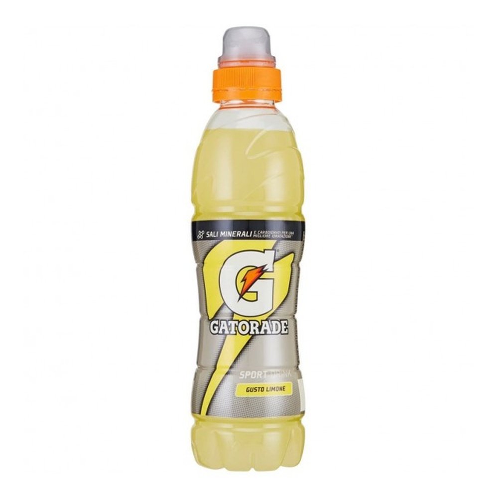 Une bouteille transparente et longue sur fond blanc, qui dévoile une boisson jaune. Sur l’étiquette grise, il y a le logo qui est un grand « G » avec un éclair orange et un capuchon orange