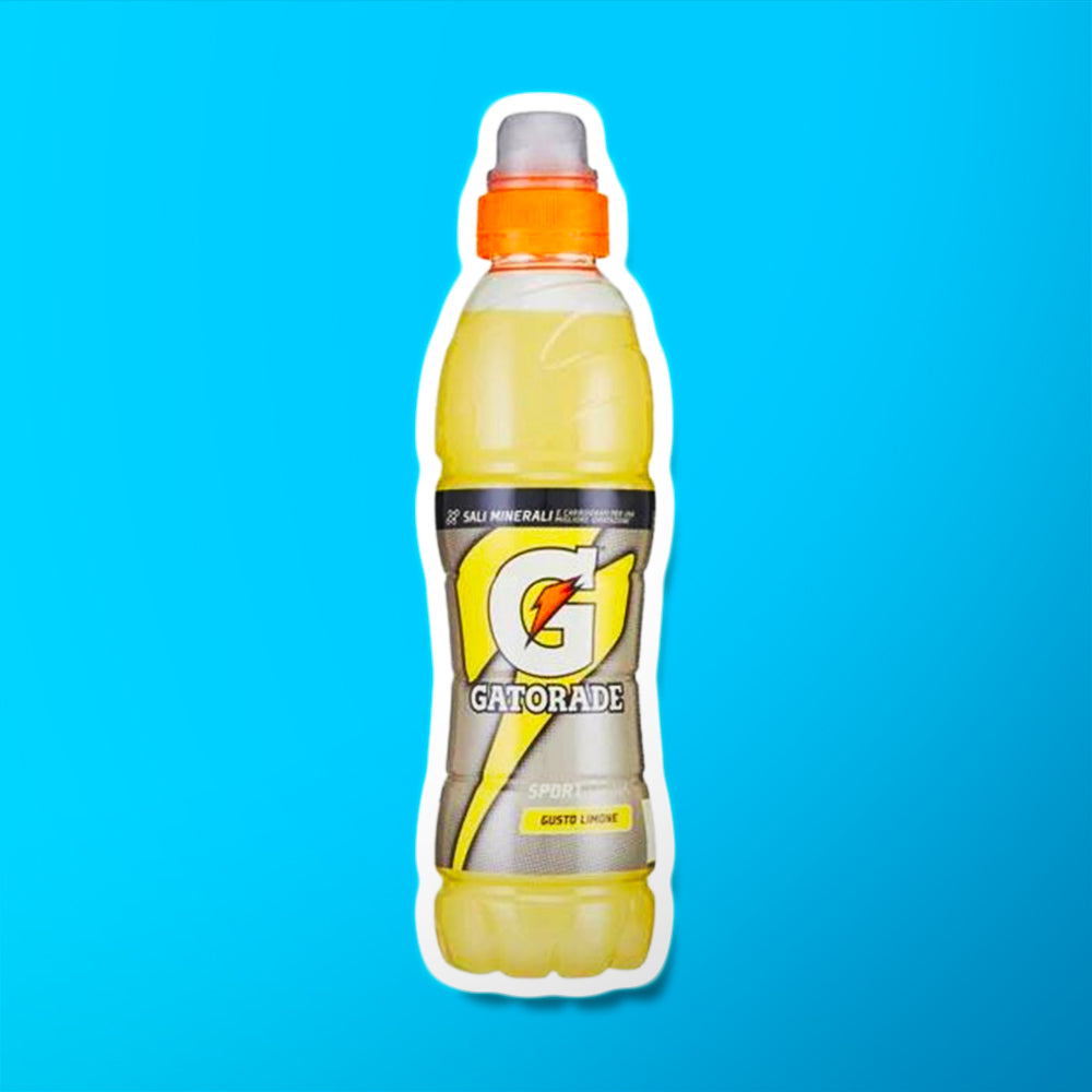 Une bouteille transparente et longue sur fond bleu, qui dévoile une boisson jaune. Sur l’étiquette grise, il y a le logo qui est un grand « G » avec un éclair orange et un capuchon orange