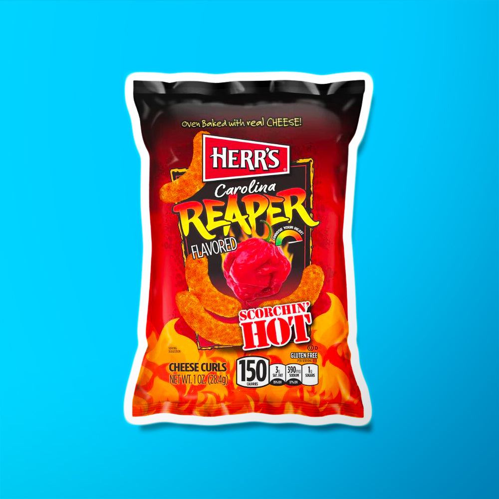 Un emballage noir et rouge avec des flammes en bas et au centre des chips orange et un gros piment rouge de forme ronde, le tout sur fond bleu