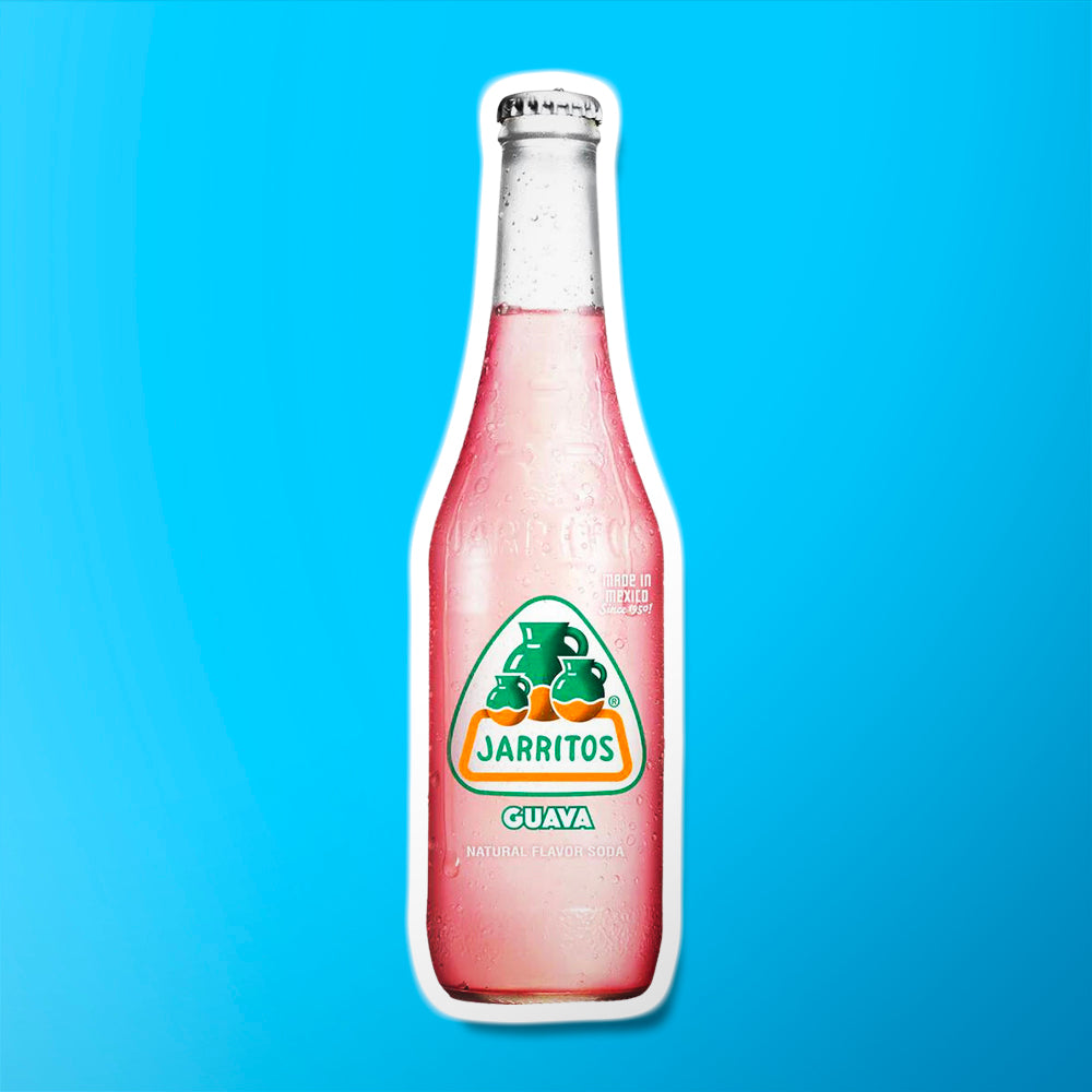 Une bouteille en verre transparente contenant une boisson rose avec au centre une étiquette blanche avec 3 jarres. Le tout sur fond bleu