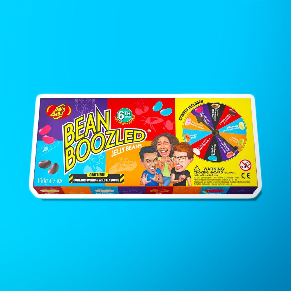 Une boite colorée sur fond bleu, il y a 3 personnes qui font des grimaces de dégout et à droite il y a la roulette du jeu avec tous les Jelly dessus 