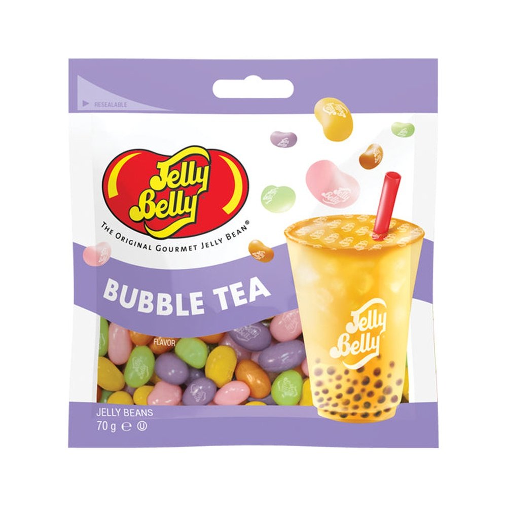Un emballage blanc et mauve sur fond blanc avec plein de Jelly Belly colorés et un bubble tea avec des perles noirs et une paille rouge