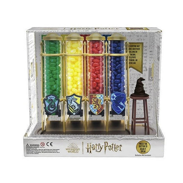 Un distributeur de Jelly Belly Harry Potter dans son emballage blanc avec 4 compartiments contenant 4 sortes de Jelly Belly différents : vert, jaune, rouge et bleu. Le tout sur un fond blanc