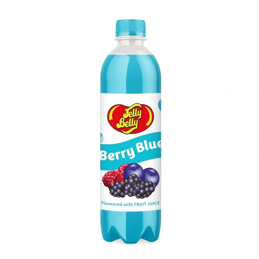 Une bouteille transparente avec une boisson bleu et un capuchon bleu, il y a une étiquette blanche avec des fruits rouges en bas. Le tout sur fond blanc